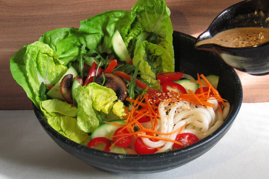 Udon-Salat mit Gemüse und Goma-Sesam-Sauce