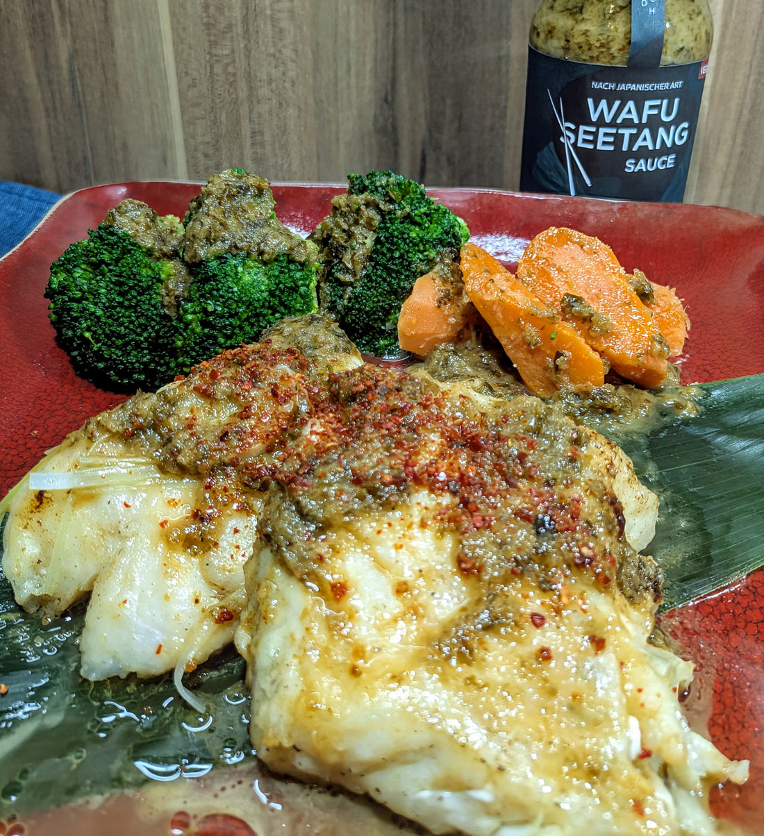 Fisch gedünstet mit Gemüse auf Teller