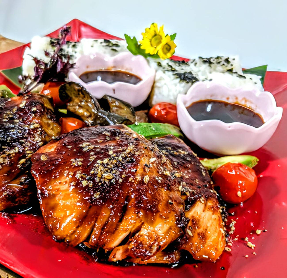 Lachsfilet mit Teriyaki Sauce auf Teller