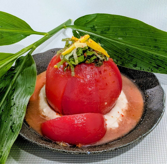 Yuzu Tomate in einer Schale